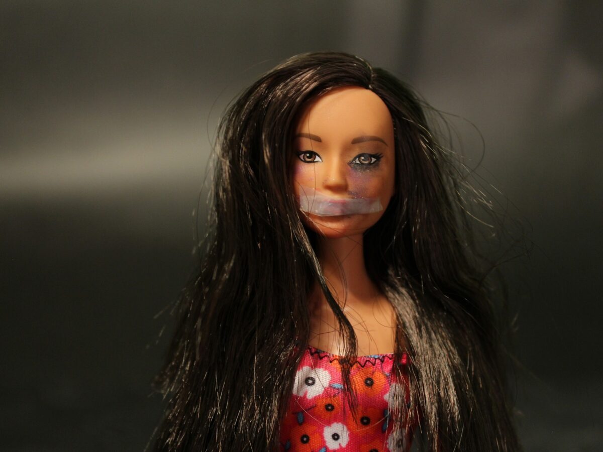 bántalmazott barbie